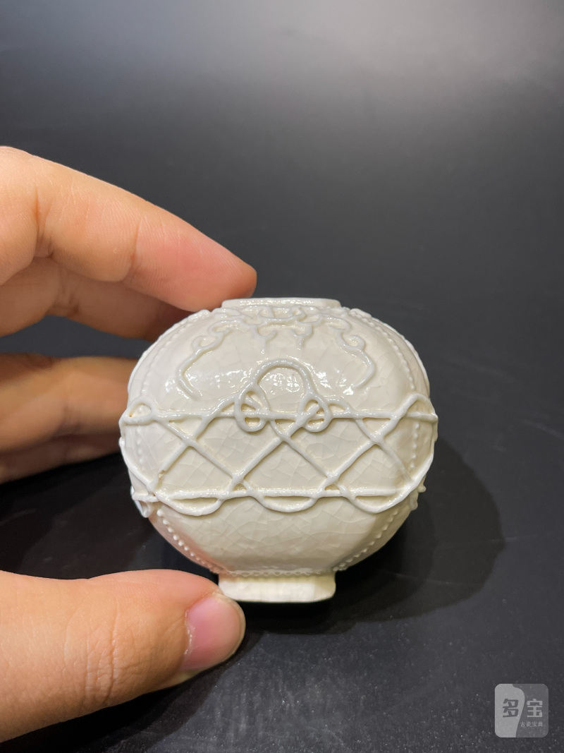 清乾隆 仿定白釉浮雕璎珞纹四方水盂 - 图3
